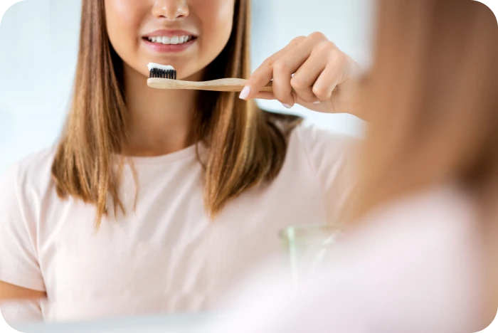 Jeune patiente se brossant les dents pendant son traitement orthodontique