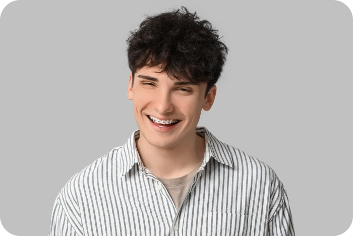 Adolescent souriant portant un appareil dentaire