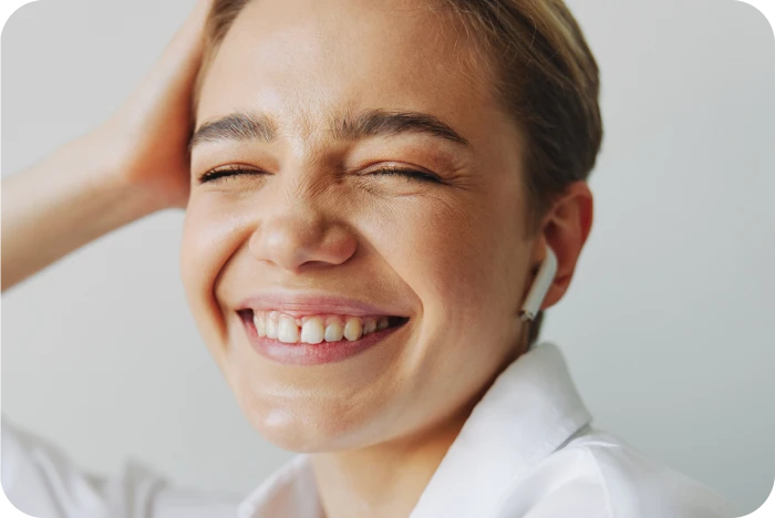 Jeune femme souriante avec un léger diastème pouvant être corrigé par aligneurs transparents