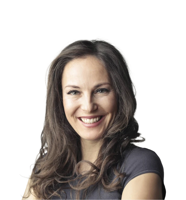 Femme adulte souriant après un traitement d'orthodontie