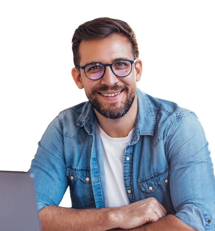 Homme adulte souriant après un traitement orthodontique