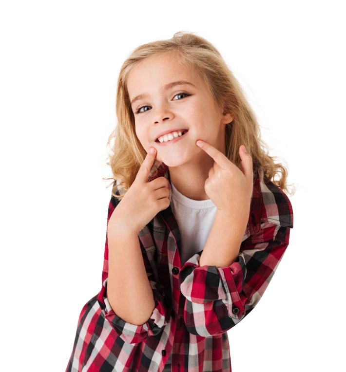 Petite fille souriante montrant ses dents