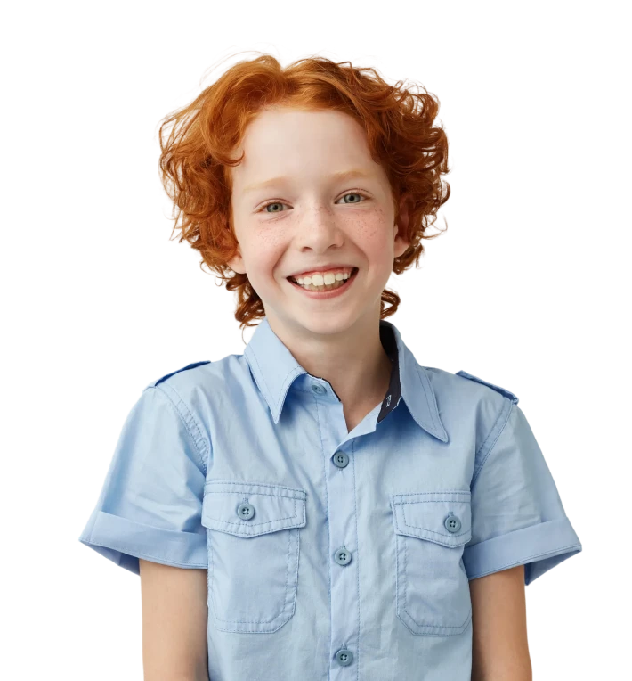 Jeune garçon souriant