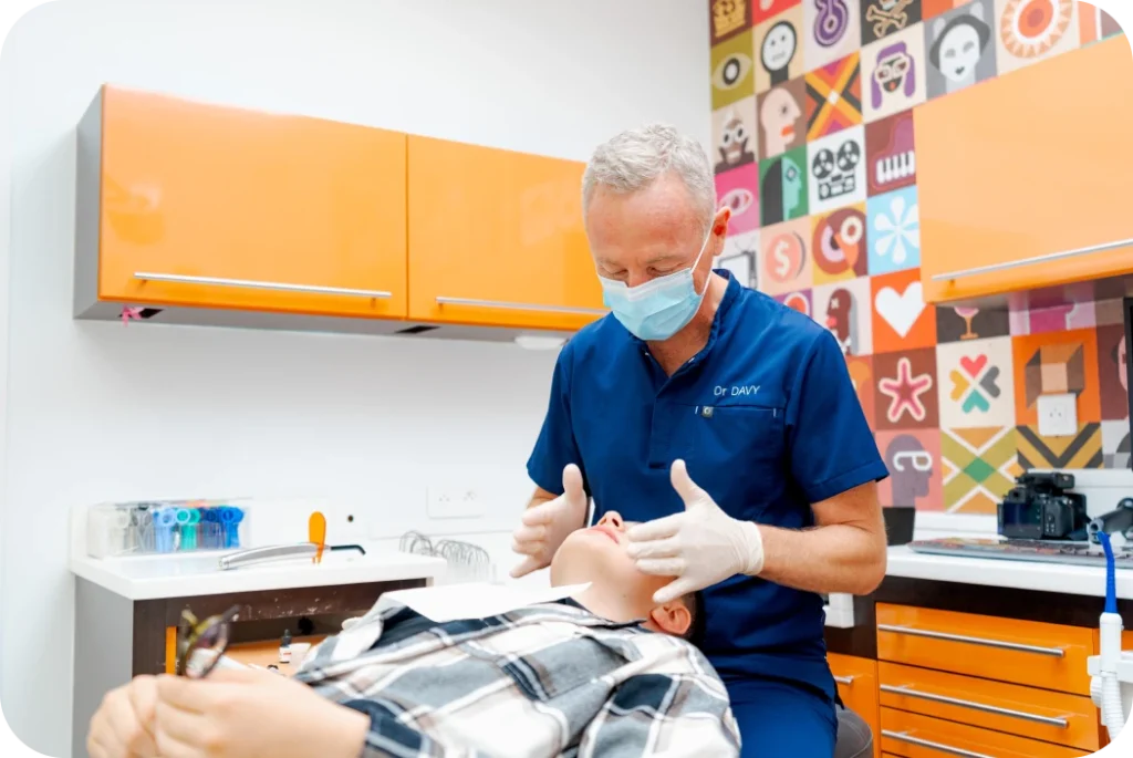 Le docteur Davy réalisant un bilan dentaire auprès d’un enfant