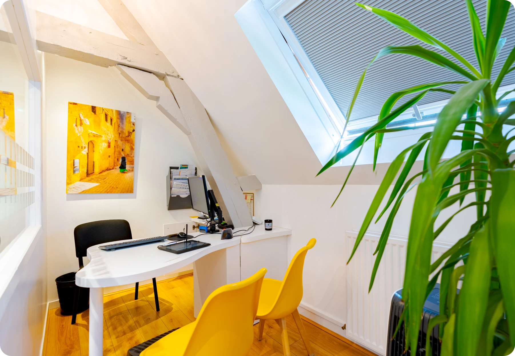 Salle de consultation sous les combles avec chaises jaunes