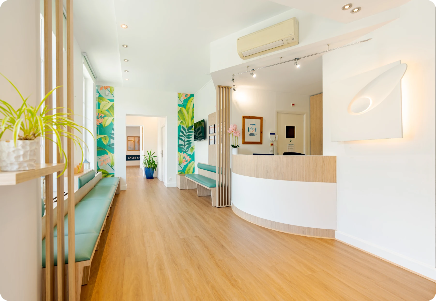 Couloir avec banquette menant vers l'espace d'accueil