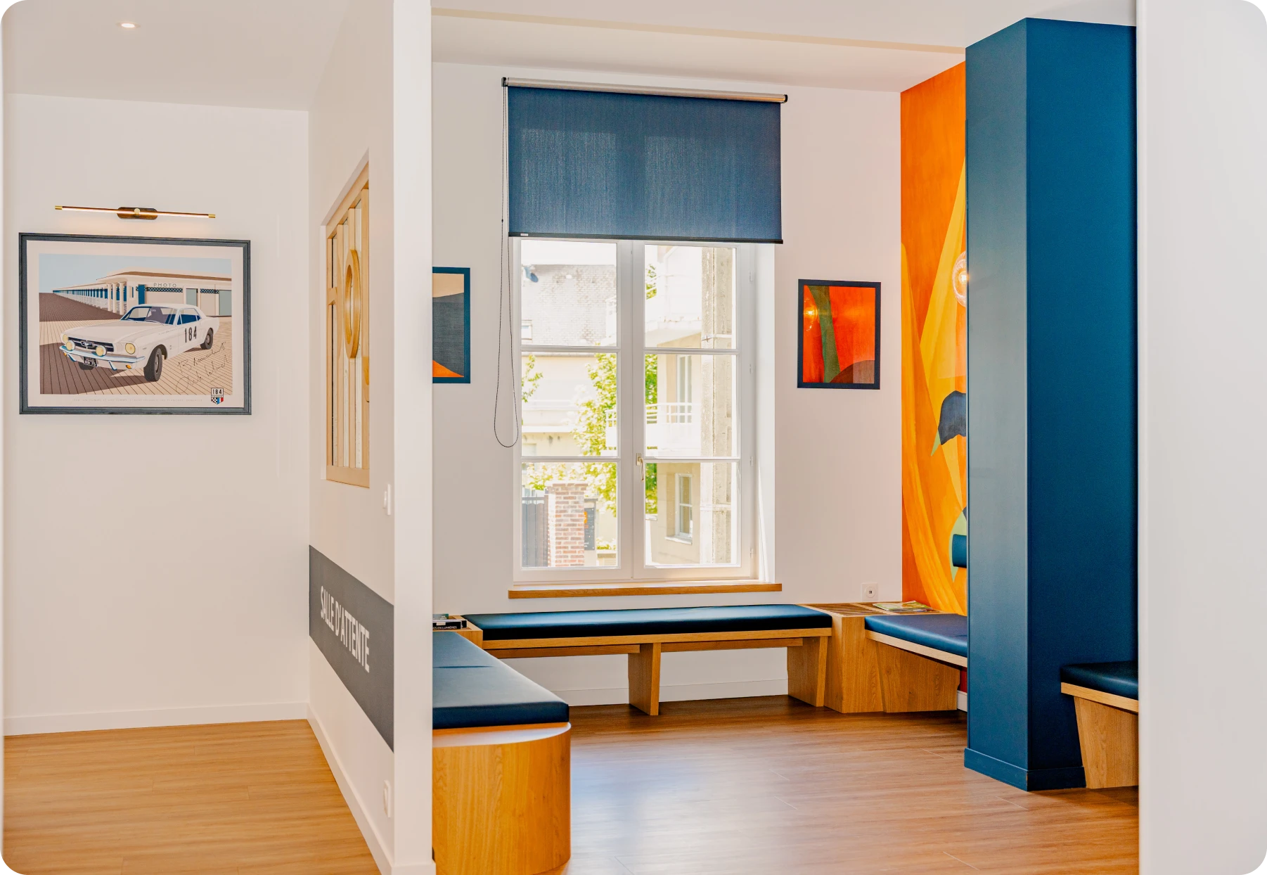 Couloir et salle d'attente en bleu et orange