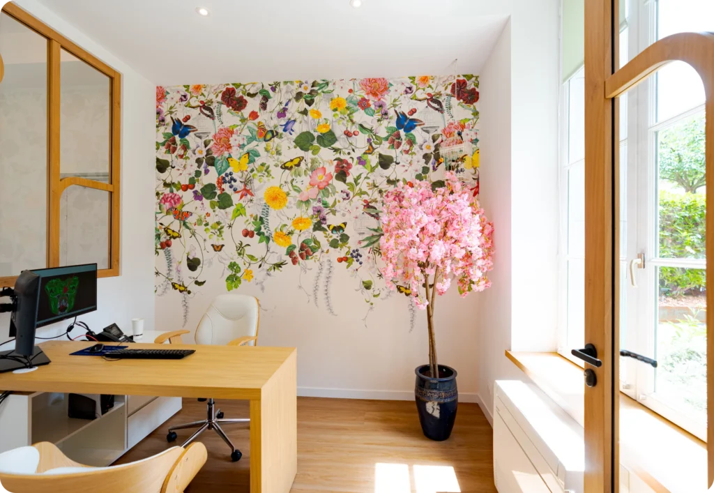 Bureau de consultation du cabinet d'orthodontie des Drs Davy & Alam avec fresque florale murale