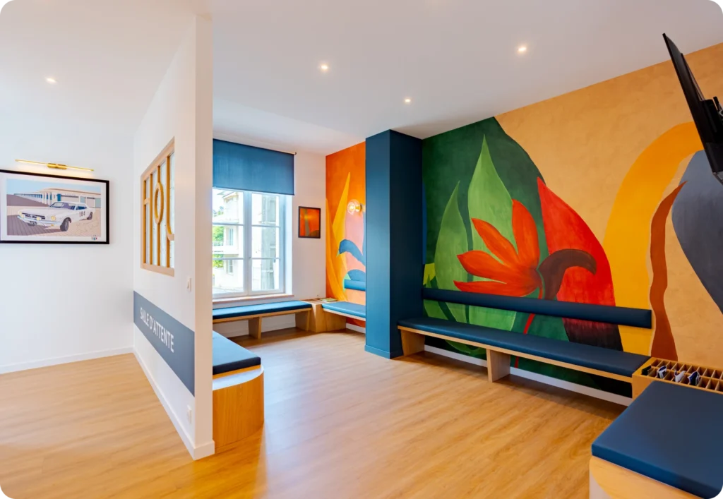 Salle attente décorée d'une fresque tropicale