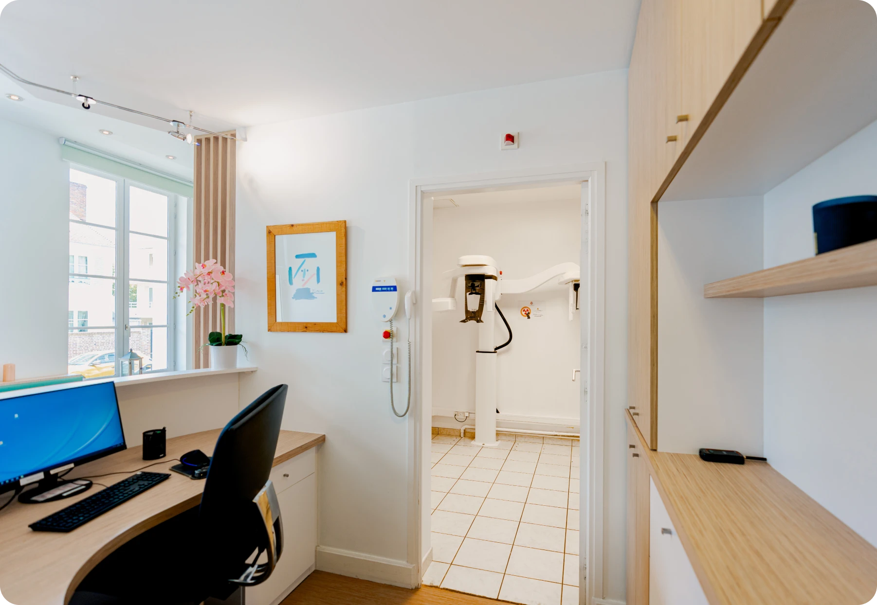 Salle de radiologie du cabinet d'orthodontie équipée d'un appareil panoramique dentaire