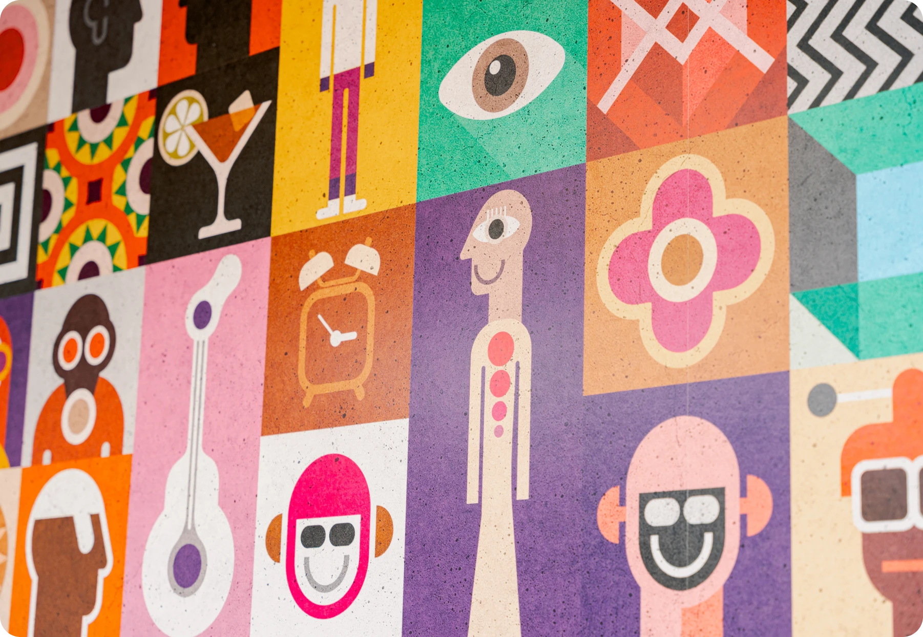 Fresque murale pop art illustrant le corps humain et des objets en couleurs