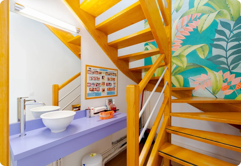 Espace lavabo au pied de l'escalier en bois