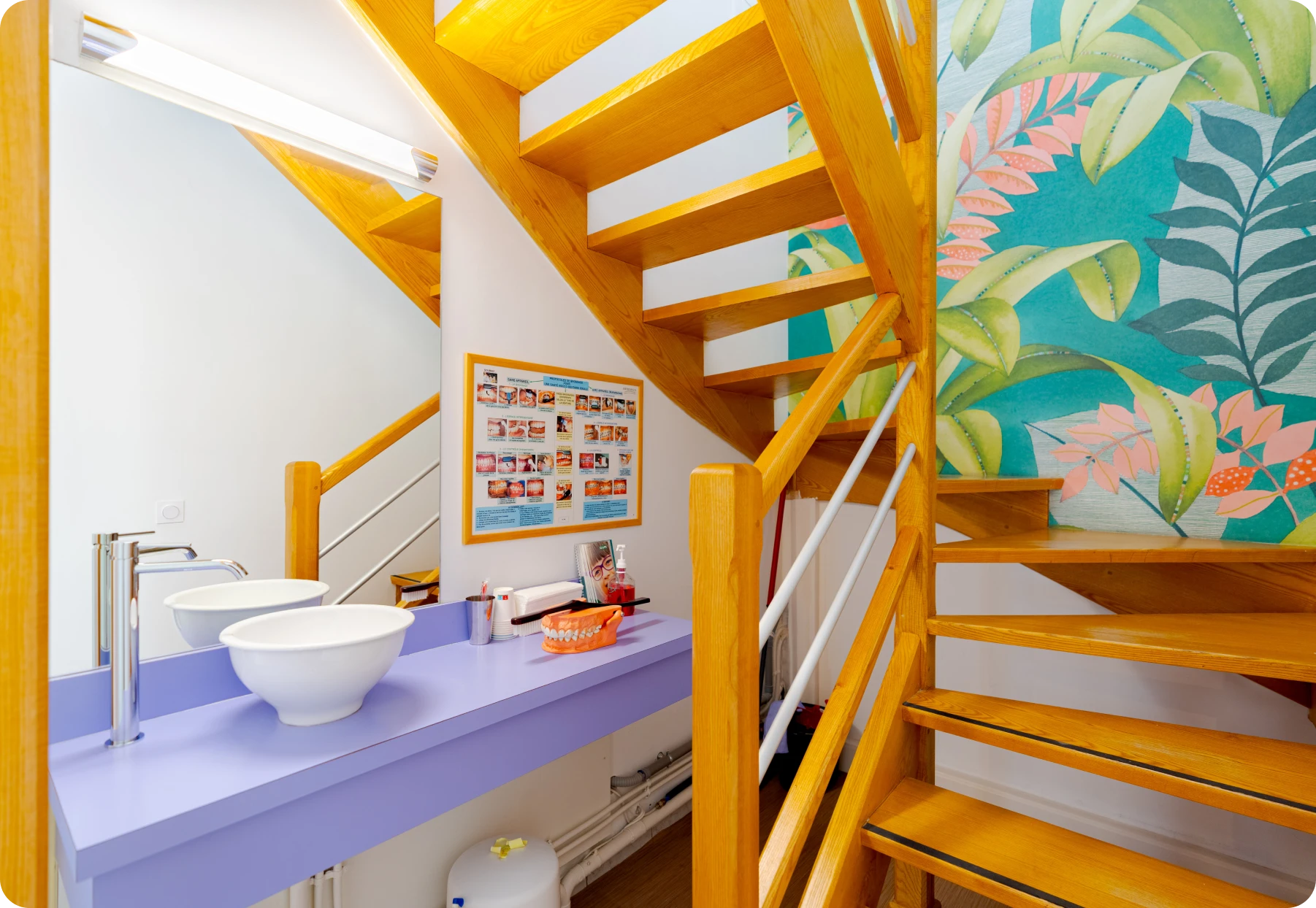 Espace lavabo au pied de l'escalier en bois