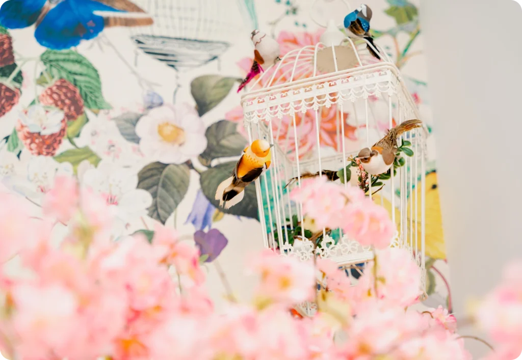 Détail du papier peint fleuri avec cage à oiseaux