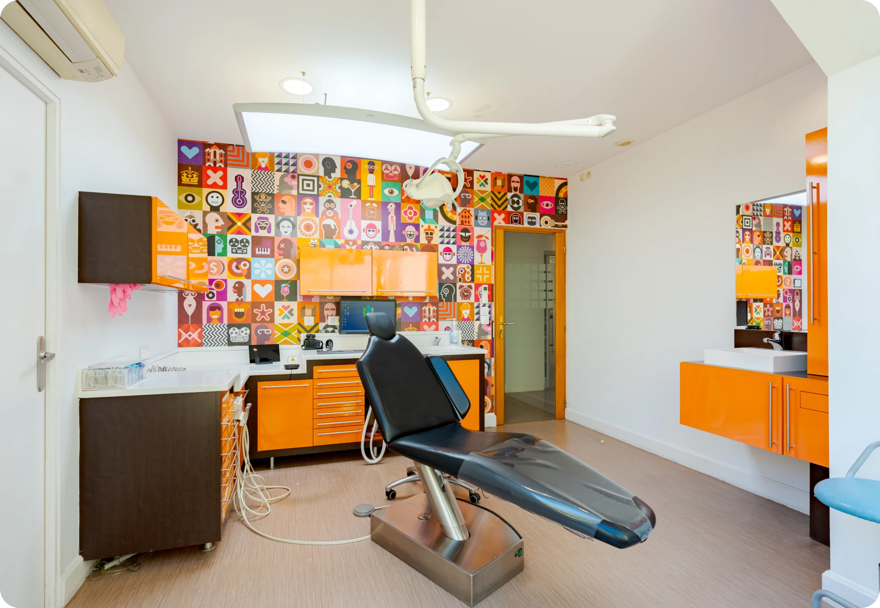 Salle de soins décorée d'une fresque pop-art murale multicolore