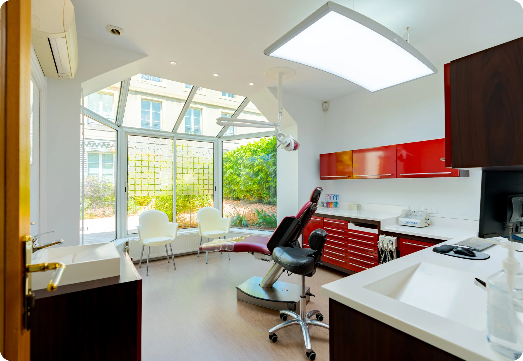 Salle de soins en orthodontie avec mobilier rouge