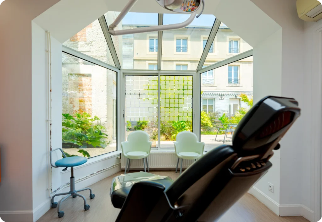 Salle de soins dentaires avec vue sur l'extérieur