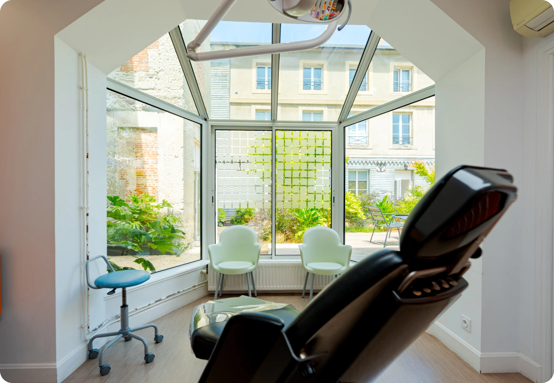 Salle de soins dentaires avec vue sur l'extérieur
