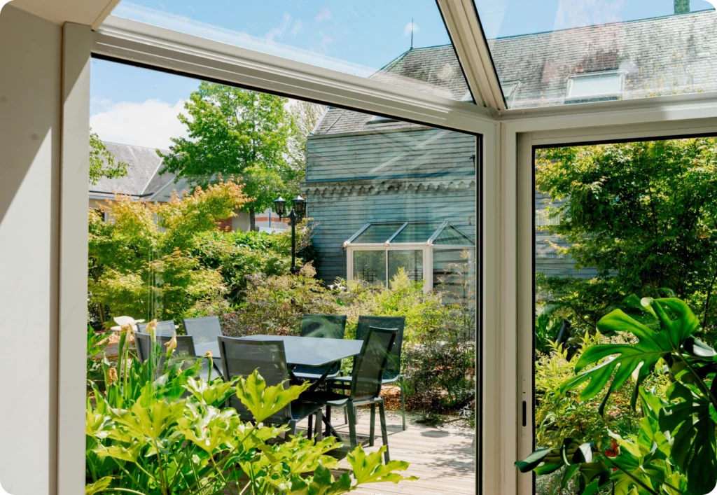 Vue sur terrasse extérieure et jardin du cabinet