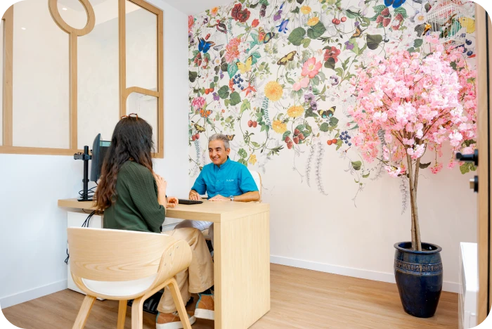 Consultation d'orthodontie entre une patient et le Dr Alam