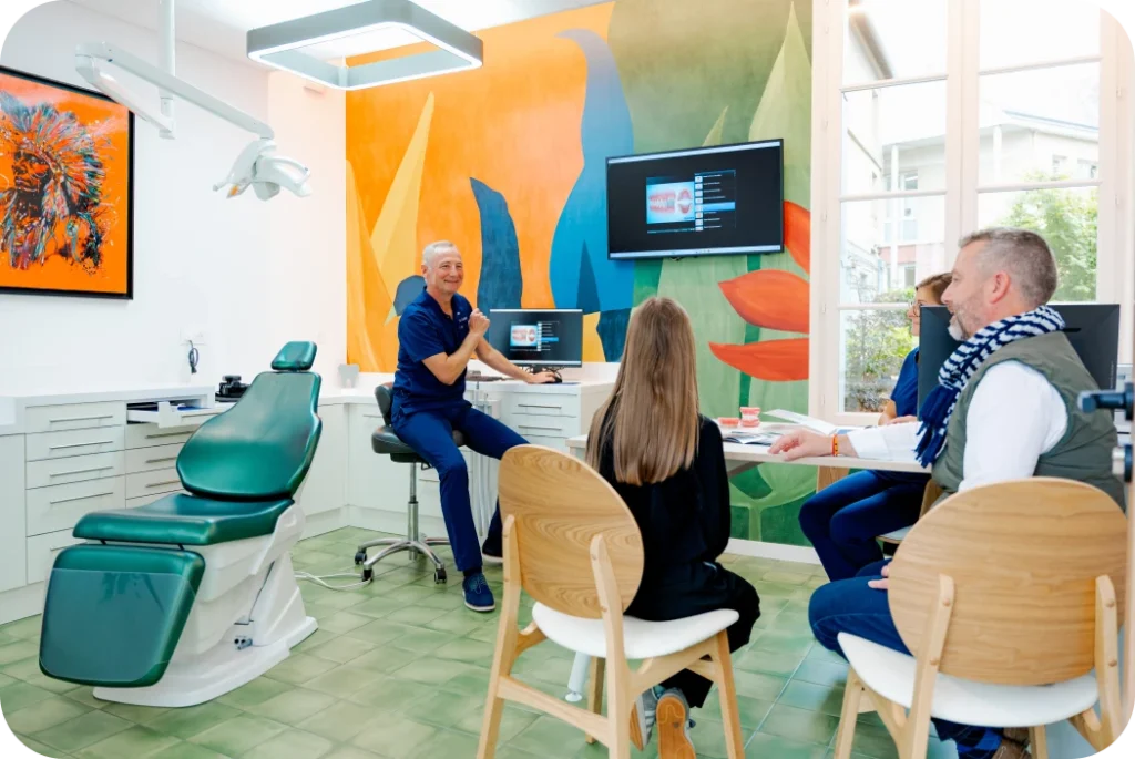 Le docteur Davy en consultation orthodontique avec une enfant et son parent
