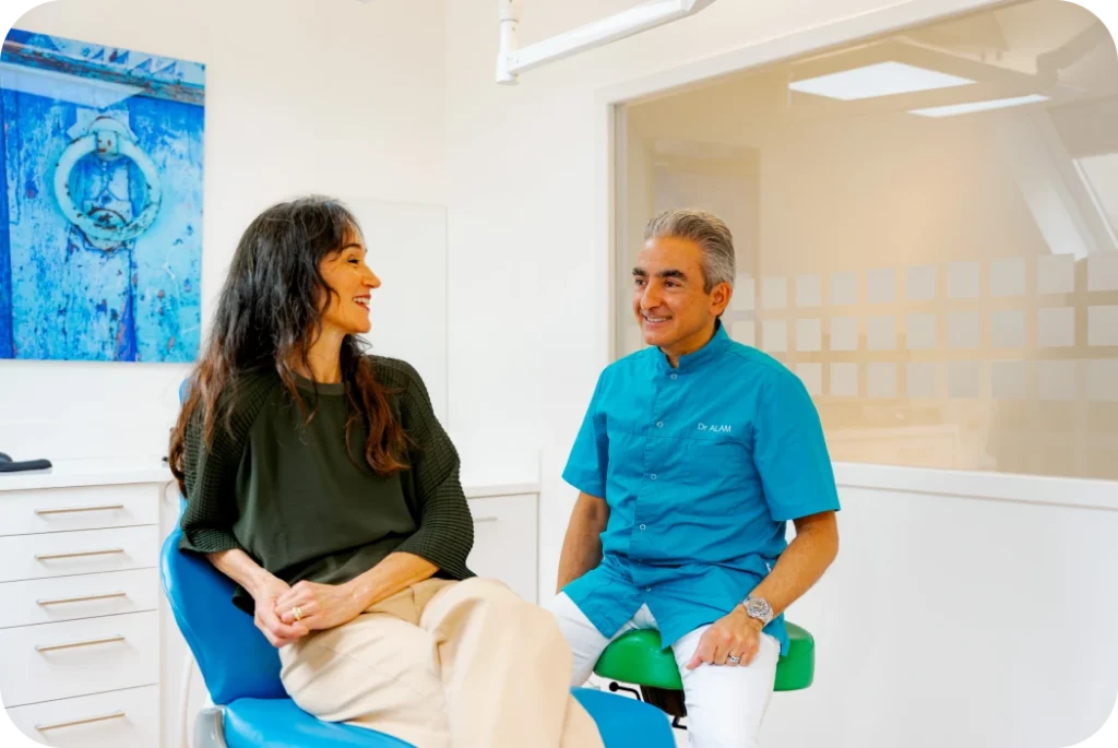 Le docteur Alam échangeant avec une patiente lors d’un rendez-vous de contrôle