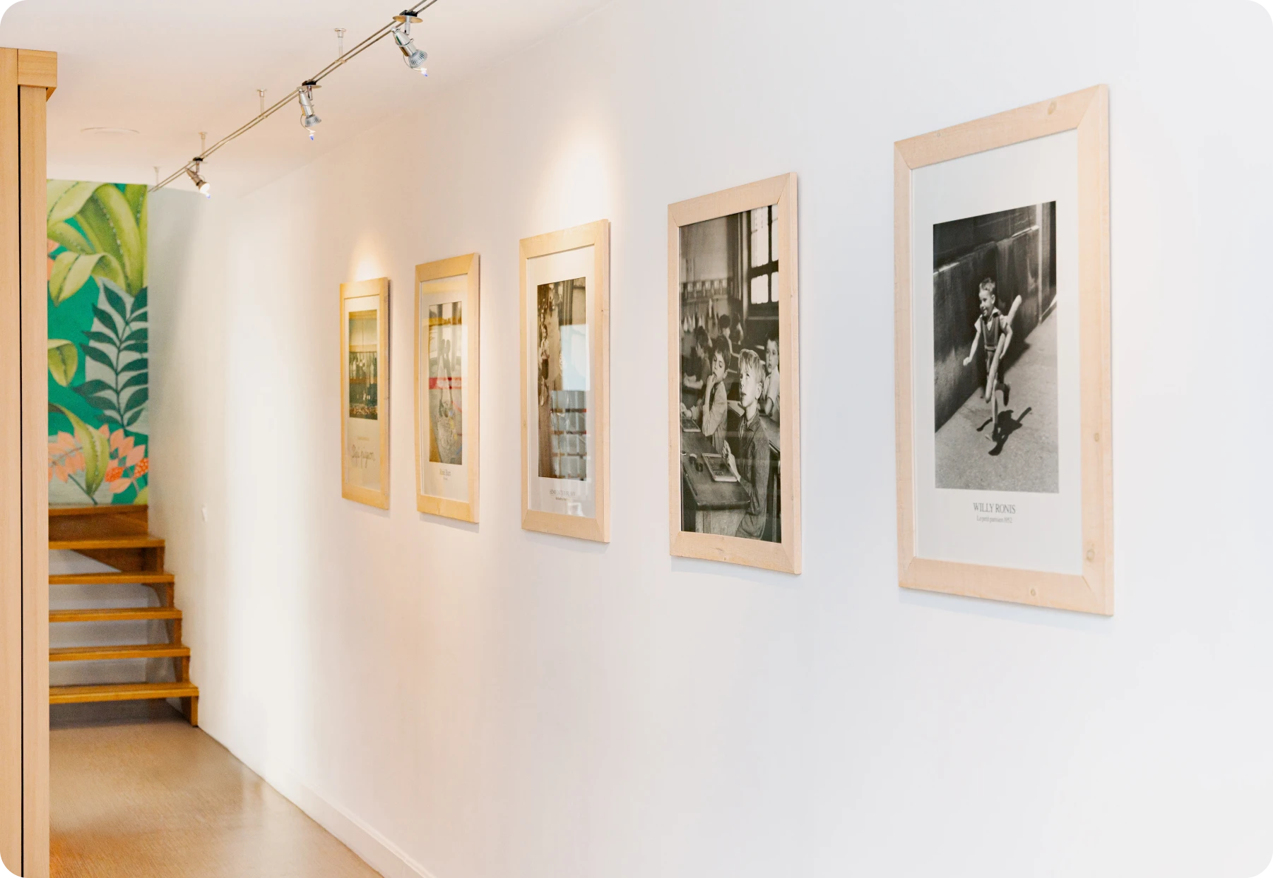Couloir décoré d'une galerie de photographies en noir et blanc