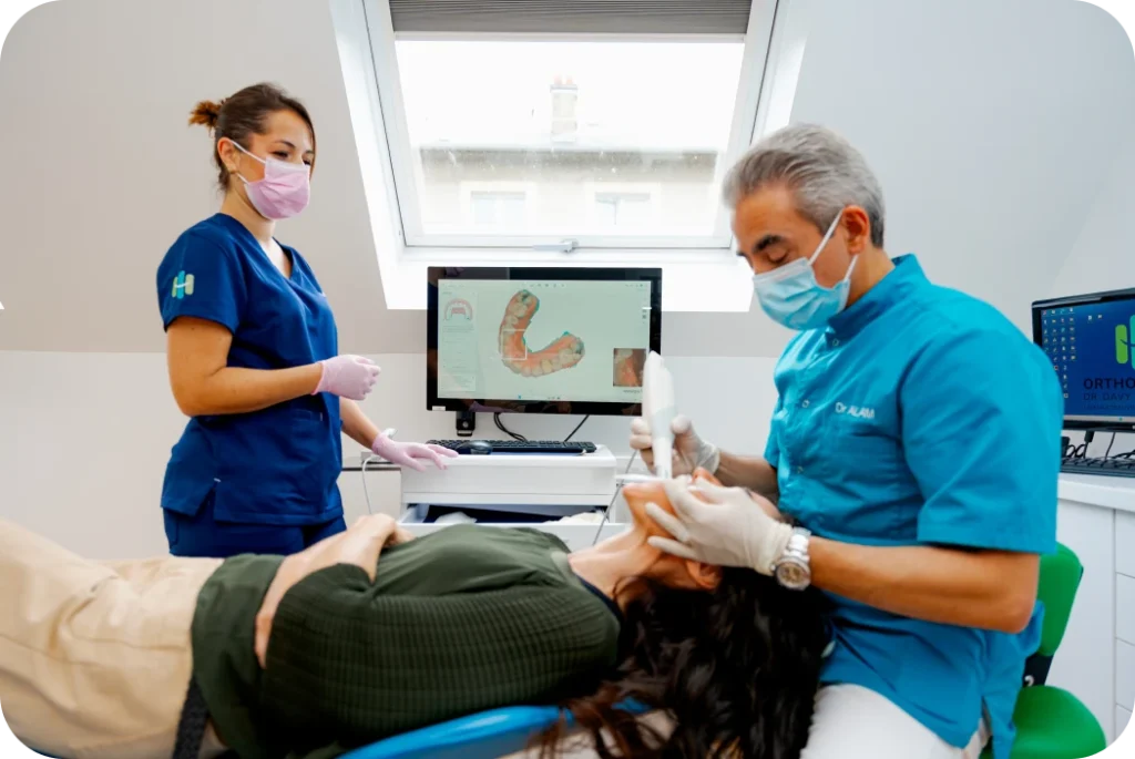 Dr Alam réalisant un examen dentaire avec empreinte numérique