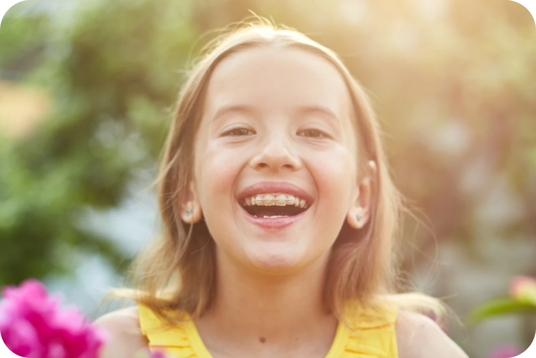 Petite fille souriante portant un appareil dentaire