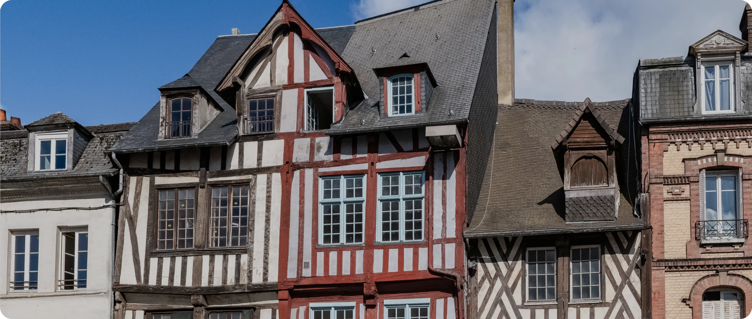 Façades typiques du centre-ville de Pont-Audemer