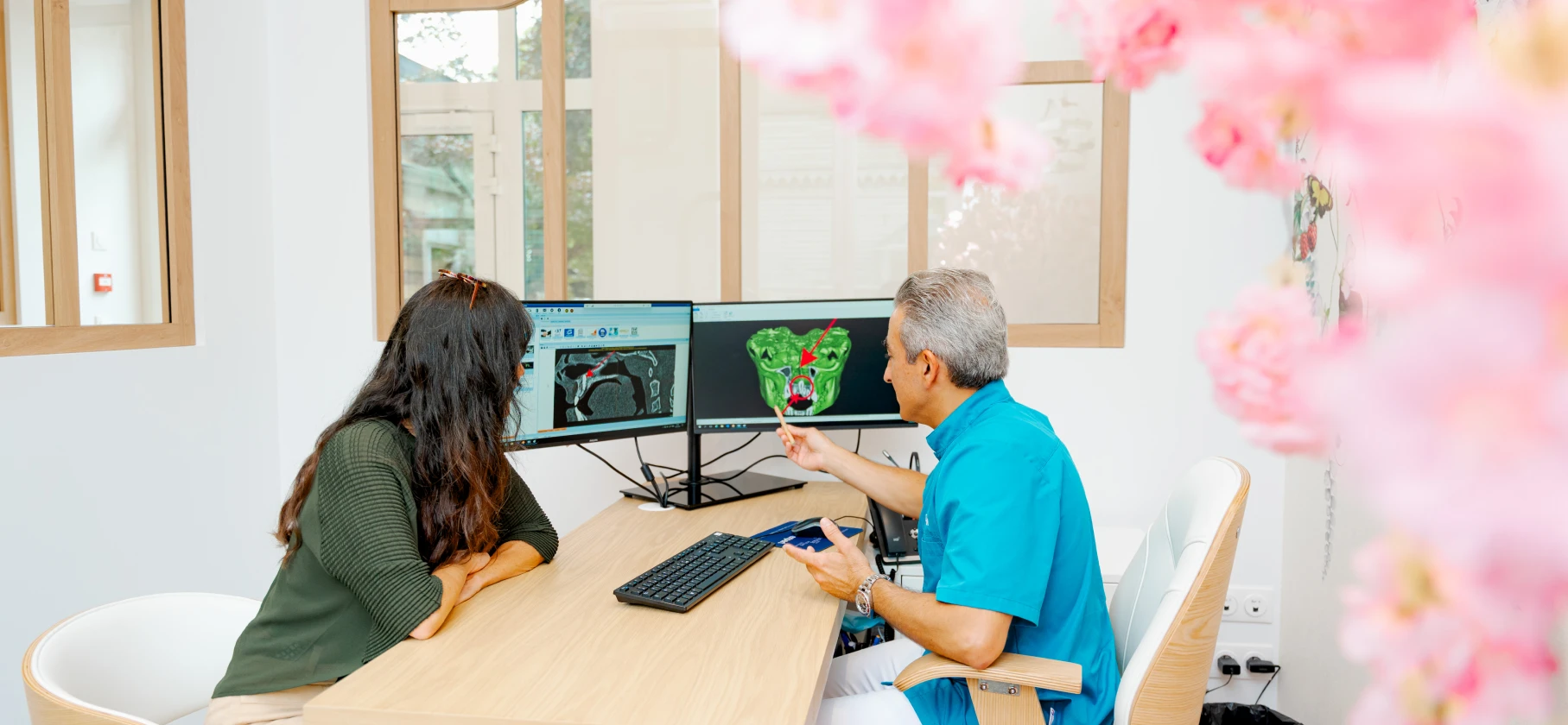 Dr Rafeh Alam consultant une radiographie numérique 2D et 3D avec sa patiente pour le diagnostic dentaire