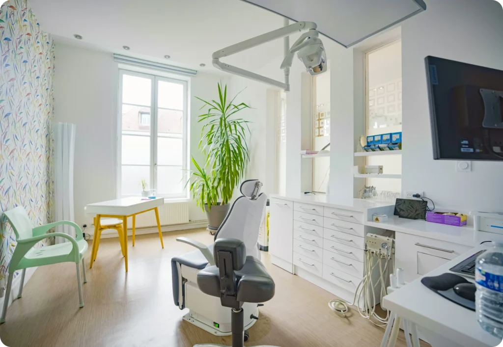 Salle de soins lumineuse avec fenêtre et plante verte